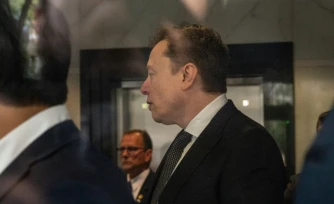 Elon Musk arrive au tribunal fédéral d'Oakland, le 29 avril 2026 en Californie