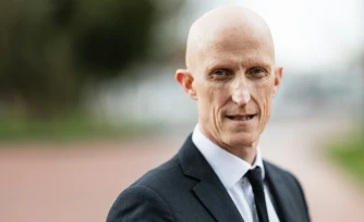 Lâentrepreneur TimothĂ©e Durand, seul candidat au rachat du fabricant de verrerie Arc, devant le tribunal de commerce mĂ©tropolitain de Lille Ă Tourcoing, le 10 mars 2026 dans le Nord