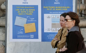 Des affiches expliquent les modalités de scrutin pour les élections municipales à Paris, le 9 mars 2026