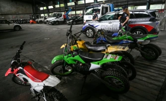 Des policiers se tiennent près de motos saisies après des rodéos urbains, le 13 juillet 2021 à Lyon 