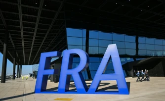 Les lettres FRA devant le troisième terminal de l'aéroport de Francfort, lors de son inauguration, le 22 avril 2026 en Allemagne