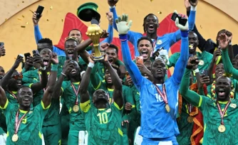 La star sénégalaise Sadio Mané, élu joueur du tournoi, brandit la coupe après la victoire de l'équipe de football sénégalaise en finale de la CAN-2025 face u Maroc, le 18 janvier 2026