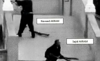 Cette photo d'un document judiciaire  publié par la justice de Nouvelle-Galles du Sud le 22 décembre 2025 oontre Sajid and Naveed Akram tirant vers la foule le 14 décembre 2025