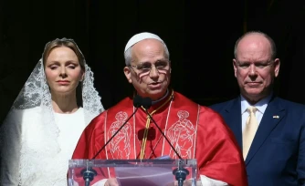Le pape XIV, entouré de la princesse CharlÚne et du prince Albert II de Monaco, prononce un discours depuis le balcon du palais princier à Monte-Carlo, le 28 mars 2026