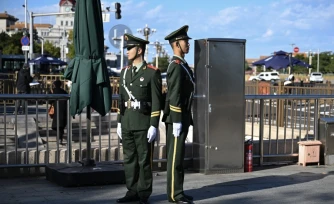 Des policiers paramilitaires chinois montent la garde à une entrée de la place Tiananmen pendant la session pléniÚre du Comité central du Parti communiste, à Pékin, le 26 octobre 2026