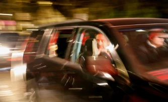 Voiture transportant des prisonniers politiques bélarusses libérés vers Vilnius, Lituanie, le 13 décembre 2025
B Belarusian street protest leader Maria Kolesnikova and Nobel Prize winner Ales Bialiatski walked free on on December 13, 2025 with 121 other political prisoners, released in an unprecedented US-brokered deal, rights groups announced.