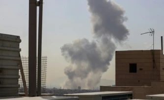 Un panache de fumée s'élève au-dessus d'un secteur de Téhéran alors que les Etats-Unis et Israël ont lancé des frappes sur l'Iran, le 28 février 2026