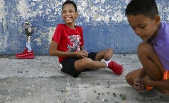 Juan Jose Guilarte, 10 ans, joue aux billes avec un camarade à La Havane, le 25 avril 2026 à Cuba
