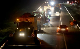 Des agriculteurs bloquent l'autoroute A63 pour protester contre les mesures sanitaires mises en place pour éradiquer la dermatose nodulaire contagieuse qui affecte les bovins, le 14 décembre 2025 à Cestas, prÚs de Bordeaux, en Gironde