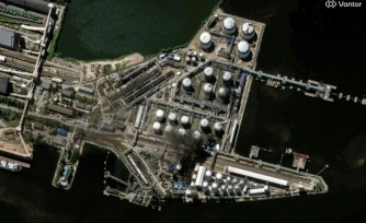 Une image satellite, diffusée par la société Vantor, montre de la fumée s'élevant du terminal pétrolier de Saint-Pétersbourg, en Russie, le 3 juin 2026