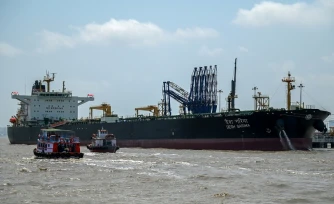 Le Desh Garima, un pétrolier battant pavillon indien, transportant du pétrole brut  amarré à un terminal de déchargement sur la côte de Bombay, après avoir pu transiter par le détroit d'Ormuz, le 30 avril 2026