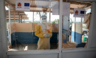 Des personnels de santé en combinaison de protection au centre de traitement d’Ebola de l’Hôpital général de référence de Rwampara, le 12 juin 2026 en RDC