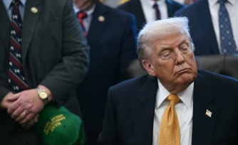 Le président américain Donald Trump s'exprime devant la presse dans le Bureau ovale de la Maison Blanche, à Washington, le 14 janvier 2026 