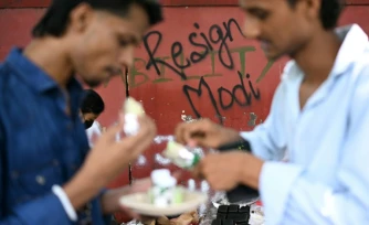Des sympathisants du Cockroach Janta Party (CJP), le parti du peuple des cafards, lors d'une manifestation pour exiger la démission du ministre indien de l’Éducation, Dharmendra Pradhan, au Jantar Mantar, à New Delhi, le 22 juillet 2026
