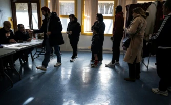 Des électeurs arrivent pour voter au 1er tour des municipales à Toulouse, le 15 mars 2026