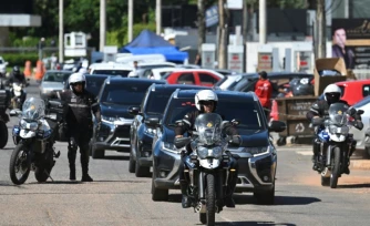 Un convoi de la police fédérale brésilienne transporte l'ex-président Jair Bolsonaro vers l'hôpital DF Star où il doit être opéré, le 24 décembre 2025 à Brasilia