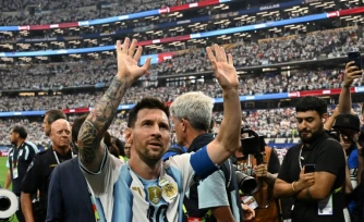 L'Argentin Lionel Messi salue les spectateurs en quittant le terrain, aprÚs son doublé contre l'Autriche, le 22 juin 2026 à Arlington, au Texas
