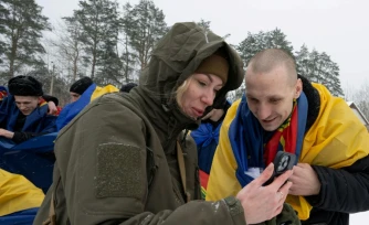 Retour de prisonniers ukrainiens: le bonheur, la tension, le désespoir