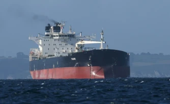 Le pétrolier russe Tagor, soupçonné de battre pavillon camerounais et arraisonné par la Marine française le 31 mai 2026, arrive dans la baie de Douarnenez dans le Finistère, le 2 juin 2026.