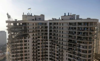 Des étages d'un immeuble d'habitation détruits aprÚs des frappes de missiles et de drones russes sur la ville portuaire ukrainienne d'Odessa, le 12 septembre 2026