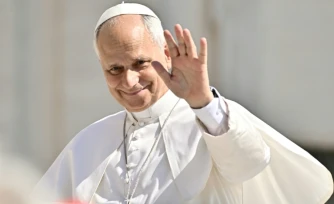 Le pape Léon XIV salue la foule lors de l'audience générale hebdomadaire sur la place Saint-Pierre, au Vatican, le 24 juin 2026