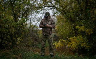 Un pilote de drone ukrainien à l'entraînement, dans l'est de l'Ukraine, le 9 octobre 2025