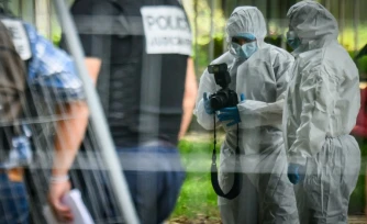 Des membres de la police scientifique recherchent des indices après qu'un jeune homme a été abattu par balle dans le quartier de la Bottière à Nantes, le 4 juin 2026 en Loire-Atlatnique