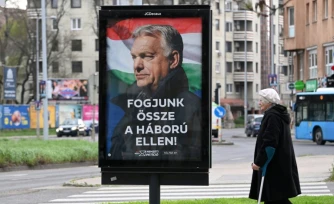 Une affiche électorale du Premier ministre hongrois Viktor Orban "Unissons-nous contre la guerre", le 27 mars 2026 à Budapest, avant les élections législatives du 12 avril 2026