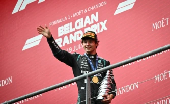 L'Italien Kimi Antonelli salue la foule avec son trophée du Grand Prix de Belgique de Formule 1, sur le podium du circuit de Spa-Francorchamps, le 19 juillet 2026