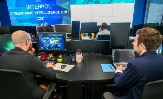 Des analystes dans les locaux d'Interpol à Singapour, le 29 janvier 2026 