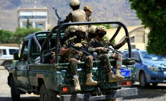 Les forces armĂ©es houthies du YĂ©men patrouillent tandis que des prisonniers yĂ©mĂ©nites loyaux aux autoritĂ©s houthies arrivent dans la capitale Sanaa, le 12 septembre 2026, aprĂšs avoir Ă©tĂ© libĂ©rĂ©s sur la cĂŽte ouest oĂč ils Ă©taient dĂ©tenus, avec dâautres, par les forces gouvernementales yĂ©mĂ©nites soutenues par lâArabie saoudite