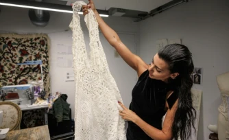 La créatrice, directrice artistique et styliste espagnole Maria Bernad, fondatrice de l'atelier Les Fleurs Studio, travaille sur une piÚce réalisée à partir de dentelles anciennes, le 5 mai 2026 à Paris