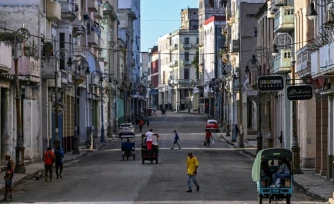 Dans une rue sans courant de La Havane, Ă Cuba, le 22 mars 2026