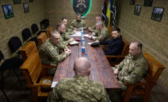 Photo fourni le 8 mai 2026 par la présidence ukrainienne montrant le président Zelensky avec le chef des forces armées Oleksandr Syrsky (droite) dans la région de Dnipropetrovsk