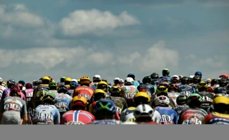 Le peloton du Tour de France lors de la 13e étape entre Dole et Belfort, le 17 juillet 2026