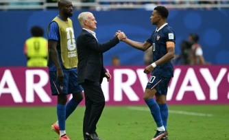 Le sélectionneur Didier Deschamps et son capitaine Kylian Mbappé après la défaite dans le match pour la 3e place de la Coupe du monde entre la France et l'Angleterre à Miami le 18 juillet 2026