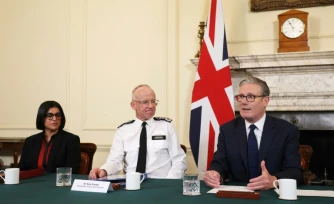 Le Premier ministre britannique Keir Starmer (D) en conférence de presse avec la ministre de l'Intérieur Shabana Mahmood (G) et le commissaire de la POlice métropolitaine Mark Rowley (C) à Londres le 30 avril 2026