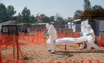Des agents sanitaires transportent à la morgue du Centre médical évangélique de Nyankunde le corps d’une personne décédée d'Ebola, le 13 juin 2026  en RDC