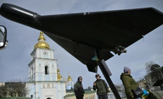 Un drone russe de conception iranienne Shahed 136 exposé sur la place Mykhaïlivska à Kiev, le 7 avril 2026 