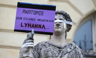 Une affiche placardée sur une statue à l'occasion d'une manifestation devant le tribunal d'Auch le 8 juin 2026 pour demander une loi contre les violences aux enfants dans la foulée de l'affaire Lyhanna