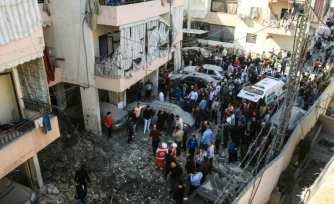 Des équipes de secours sur le site d'une frappe aérienne israélienne à Mieh Mieh, à l'est de Saïda, le 13 mars 2026 au Liban