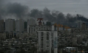 De la fumée s'élÚve de plusieurs bùtiments aprÚs une attaque de drones et de missiles russes sur Kiev, le 27 décembre 2025