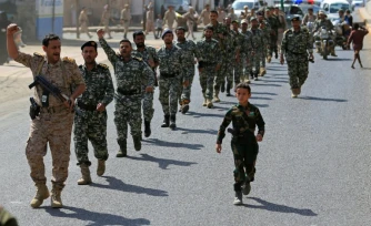 Des partisans des autorités houthies défilent lors d'un rassemblement visant à recruter de nouveaux combattants, le 10 septembre 2026 à Sanaa, au Yémen