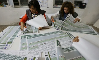 Dépouillement des bulletins de vote lors des élections législatives, lle 11 novembre 2025 à Bagdad, en Irak