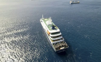 Vue aérienne du bateau de croisière MV Hondius au mouillage au large du port de Praia, au Cap-Vert, le 3 mai 2026