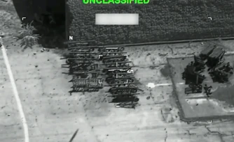 Cette capture d'écran prise le 22 juillet 2026 depuis une vidéo fournie par le Central Command (CENTCOM) américain le 21 juillet 2026 montre les Etats-Unis lançant des frappes de précision sur des cibles militaires iraniennes, selon l'armée.