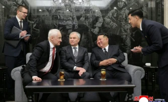 Photo prise le 26 avril 2026 et diffusée par l'agence de presse nord-coréenne KCNA montrant le dirigeant nord-coréen Kim Jong Un (2e d) en compagnie du président de la Douma russe, Viatcheslav Volodine (c), et du ministre russe de la Défense, Andreï Belooussov (2e g) à Pyongyang
