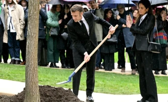 Le président Emmanuel Macron (g) ajoute de la terre à un chêne dédié à Ilan Halimi, en présence de la sœur d'Ilan, Anne-Laure Abitbol (d), lors d'une cérémonie commémorant le 20e anniversaire de son assassinat, à l'Élysée, le 13 février 2026 à Paris