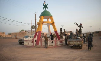 Des rebelles touareg du Front de libération de l'Azawad (FLA) sont rassemblés sur un rond-point à Kidal, dans le nord du Mali, le 26 avril 2026