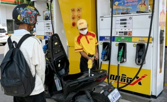 Un pompiste au travail dans une station-service de Phnom Penh, au Cambodge, le 1er avril 2026
